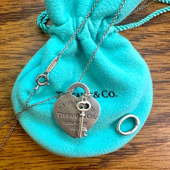 🩵 TIFFANY & CO 🩵 RETURN TIFFANY HEART KEY PENDANT NECKLACE WITH CHAIN 16in - Picture 3 of 9